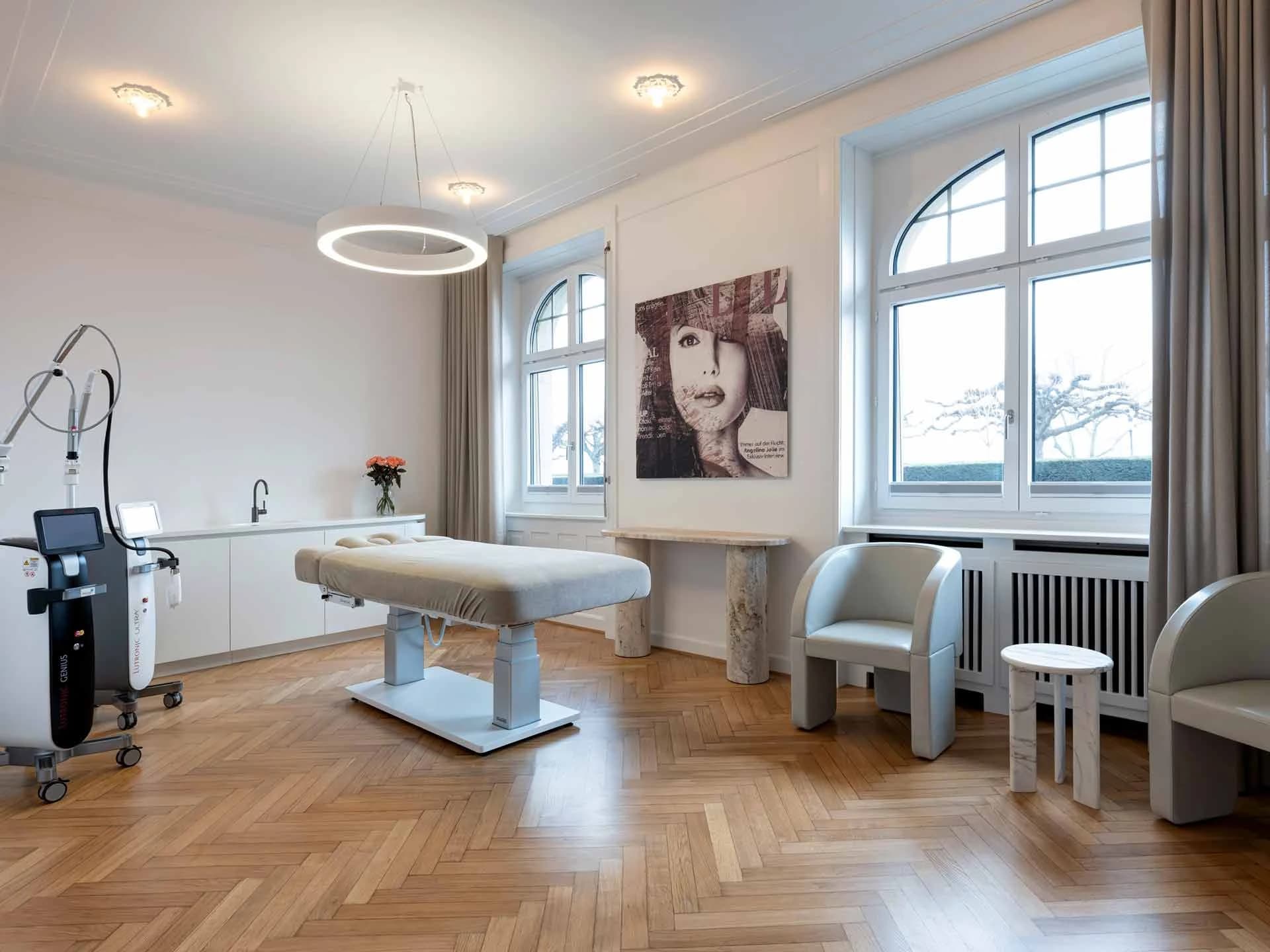 Heller Behandlungsraum der Aesthetics Medical Praxis in Zürich